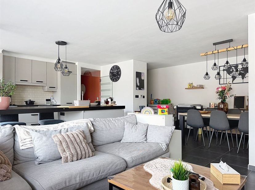 Dit volledig gerenoveerd appartement ligt zeer rustig in een doodlopende straat in Grobbendonk.<br />
<br />
Op het gelijkvloers is er een inkomhal,