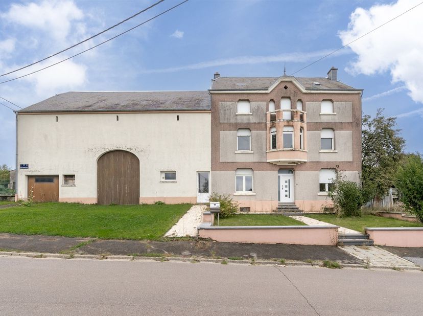 W Immobilière vous propose, dans le charmant village de Freylange (Arlon), une vaste fermette 4 façades avec grange et dépendances. Située au cœur du