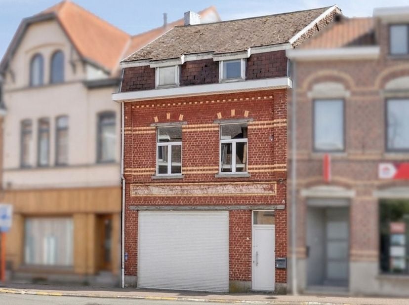 In het centrum van Zottegem bevindt zich deze ruime, te renoveren woning met heel wat potentieel. Ideaal voor wie op zoek is naar een woning die volle