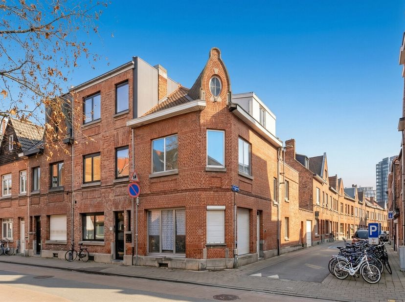 Midden in het historisch centrum, op enkele wandelpassen van het station van Leuven, zijn wij verheugd deze te renoveren woning met een gevelbreedte v