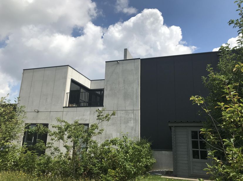 Modern recent appartement voorzien van alle comfort en airco. Rustig gelegen vlakbij de Paalse Plas. <br />
Het appartement (1e verdieping) bestaat ui