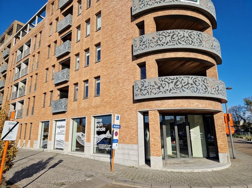 Prachtige gelijkvloerse co-working space is gelegen langs het Albertkanaal en biedt dan ook een uniek zicht op het water en de Quartier Bleu aan de ov