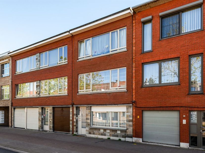 Ruim appartement (93m²) voorzien van twee ruime slaapkamer en garage verplicht bij aan te kopen t.w.v. € 25.000 biedt tal van mogelijkheden voor start