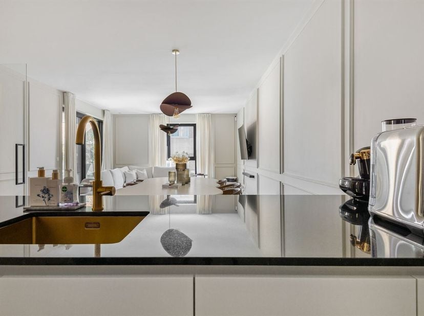 Deze woning geniet van een uitstekende strategische ligging aan een van de belangrijkste invalswegen van Hasselt. Dankzij de vlotte bereikbaarheid bev