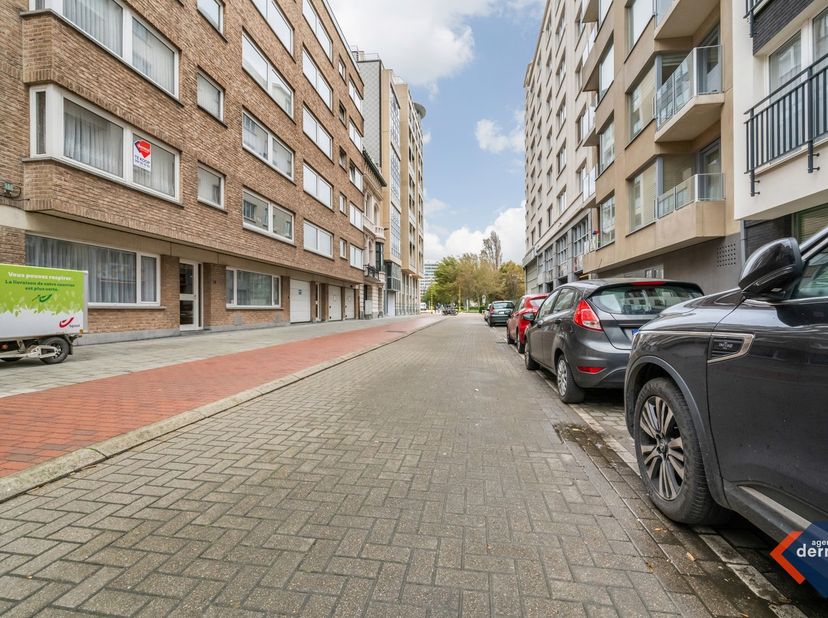 À la recherche d’un investissement sûr et rentable au cœur d’Ostende ? Ce box de garage fermé, situé dans la résidence Mercator, bénéficie d’une situa