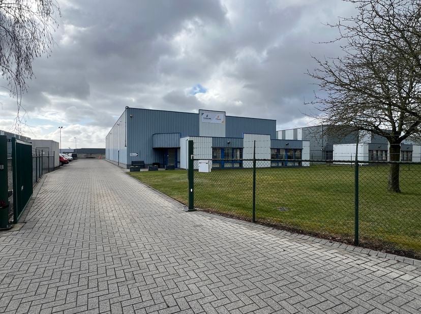 Instapklaar industrieel gebouw van 1100m², bestaande uit 1000m² magazijn/werkplaats en 100m² kantoor, en een verhard buitenterrein van 2000m². Dit pan