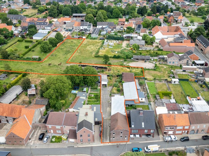 EERSTE BEZOEKDAG WOENSDAG 12 AUGUSTUS 2026 VAN 16U-18U<br />
RIEMST - Te renoveren woning met stalling op ruim perceel<br />
Bent u op zoek naar een w