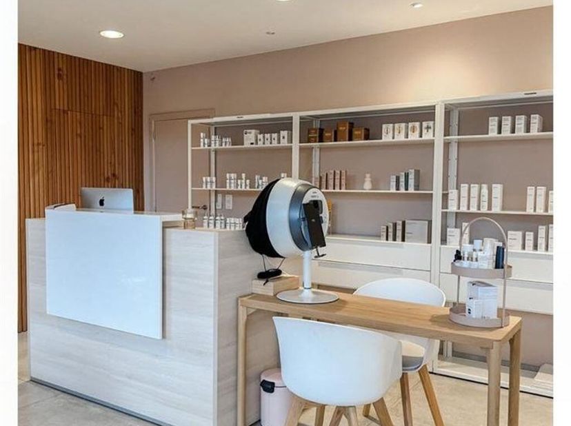 Wonen en werken op toplocatie in Hulst<br />
In het centrum van Hulst bevindt zich deze unieke eigendom die wonen en werken perfect combineert. Het be