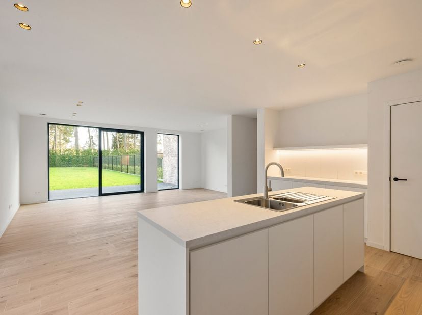 Deze prachtige pastoriestijlwoning combineert tijdloze klasse met hedendaags wooncomfort en een uitzonderlijk energiezuinig karakter. Gelegen op een p