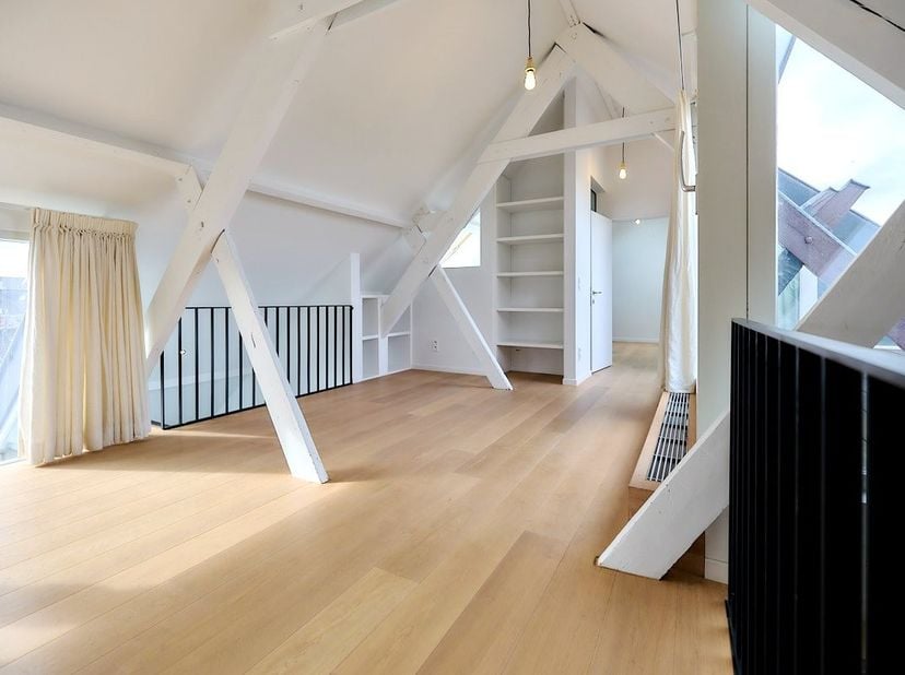 Exceptioneel en bijzonder luxueus duplex dakappartement in een historisch 19e eeuws koetspoorthuis dichtbij de Reep, midden in de Gentse binnenstad.&amp;n