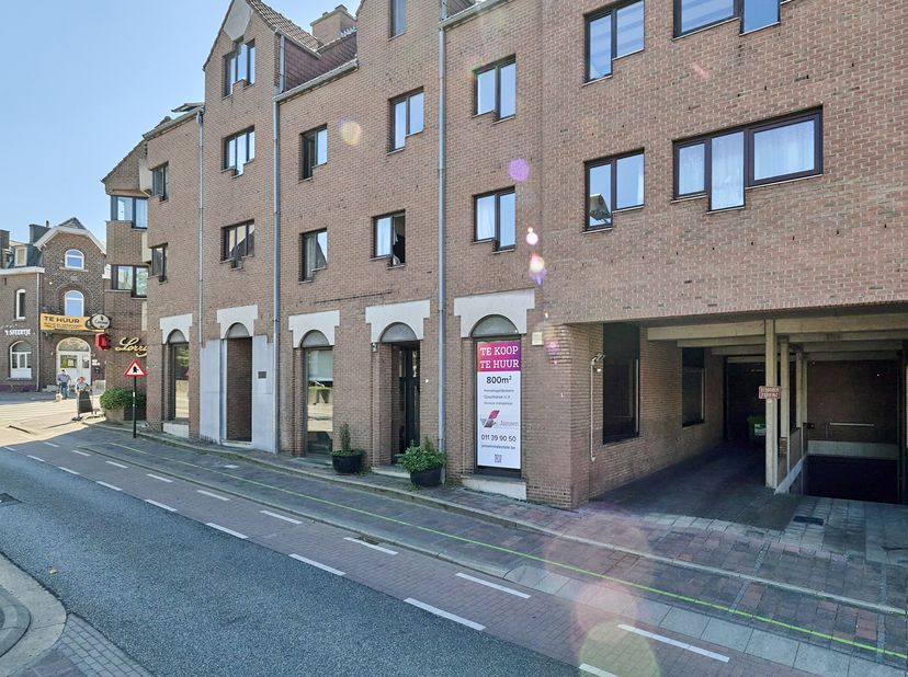 Handelspand met tal van commerciële mogelijkheden op toplocatie in Genk<br />
Hoogstraat 16, 18 en 20 – 3600 Genk<br />
Op een centrale en commercieel