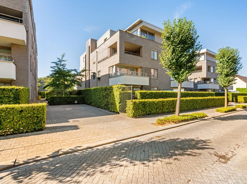 Modern en instapklaar 2-slaapkamerappartement met autostaanplaats en kelderberging in centrum Hoogstraten.<br />
Dit praktisch appartement is gelegen