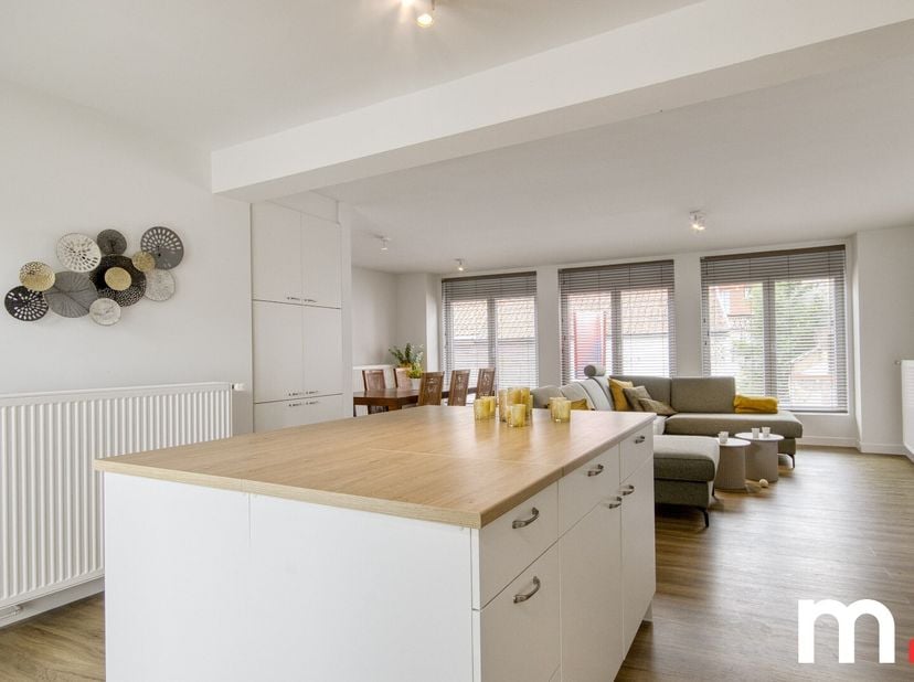Bent u op zoek naar een ruime woning met hoogwaardige afwerking? Deze stijlvolle woning biedt alles wat u zoekt!<br />
Instapklaar en gebouwd met oog