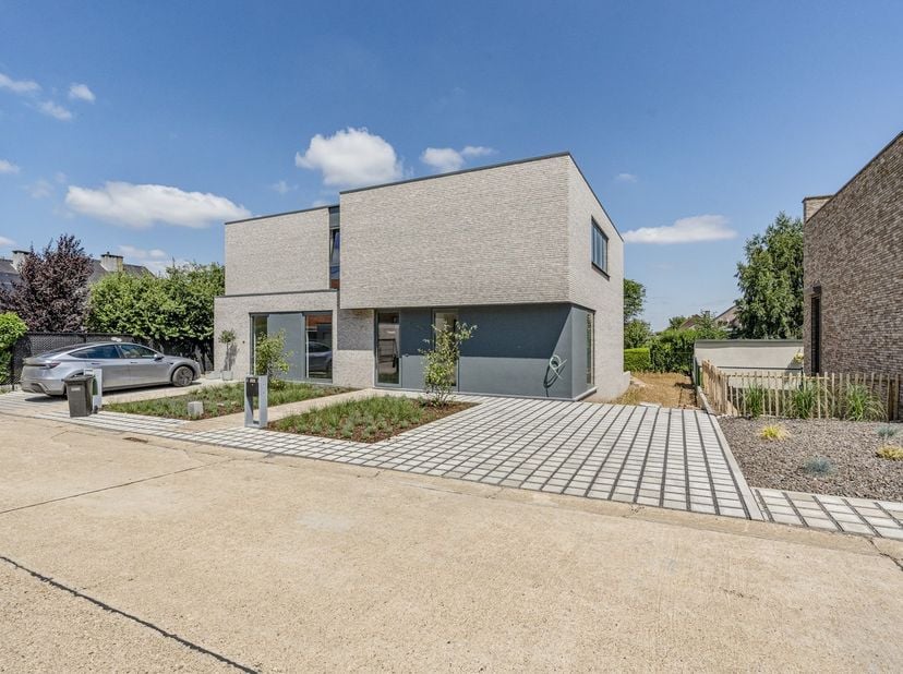 Deze stijlvolle nieuwbouwwoning, gelegen aan de Kanunnik Lavignestraat 5 in Vlijtingen, combineert hedendaags wooncomfort met een doordachte indeling