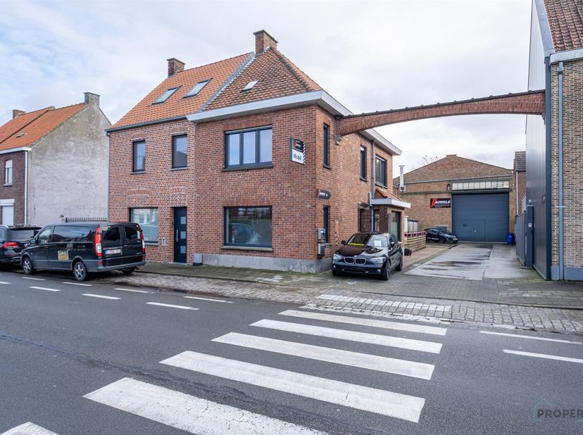 Maison de 3 chambres à louer à Bavikhove. <br />
Cette maison se compose d'un hall d'entrée, d'un salon, d'un séjour, d'une cuisine ouverte, d'une sal