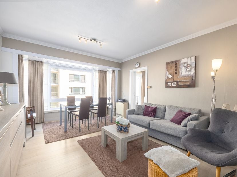 Découvrez cet appartement soigné et prêt à emménager, idéalement situé au 71 avenue Leopold à Middelkerke, juste en face du nouveau Casino Middelkerke