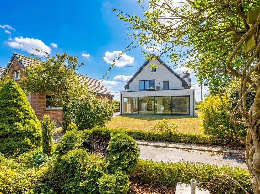 In het rustige en gegeerde Westrem bevindt zich deze sublieme, volledig gerenoveerde villa met externe garage. De woning geniet van een serene ligging