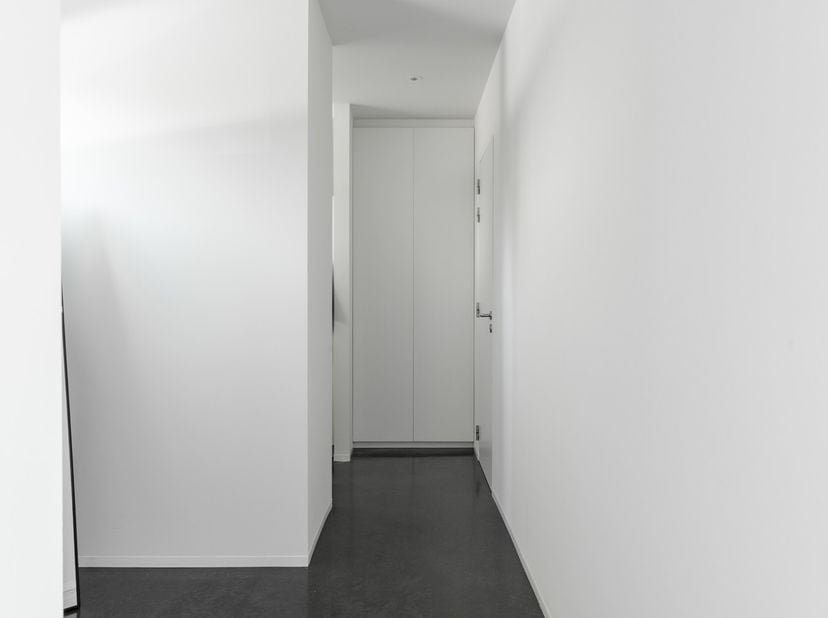 In de rustige en residentiële Nachtzwaluwstraat 4 te Hechtel-Eksel bevindt zich deze uitzonderlijk stijlvolle open bebouwing op een perceel van 404 m²