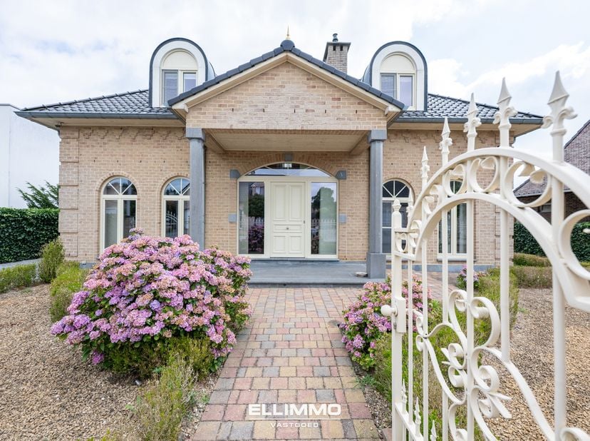Stijlvolle, charmante woning van maar liefst 261m2 gelegen in een zeer rustige, groene, residentiële straat in het gezellige Lanaken. Deze moderne won