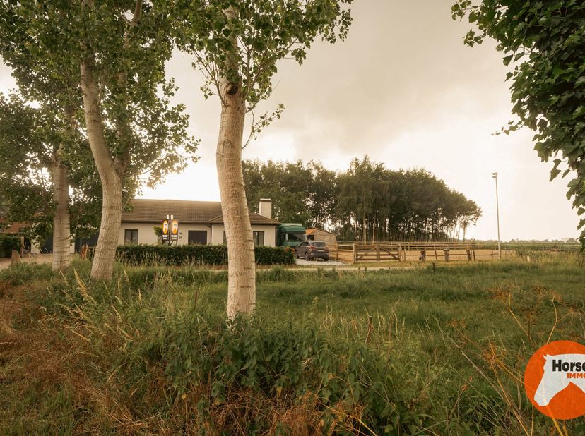 VRASENE - Recent gerenoveerde woning met paardenstallen <br />
In een rustige en groene omgeving te Vrasene bevindt zich deze volledig gerenoveerde la