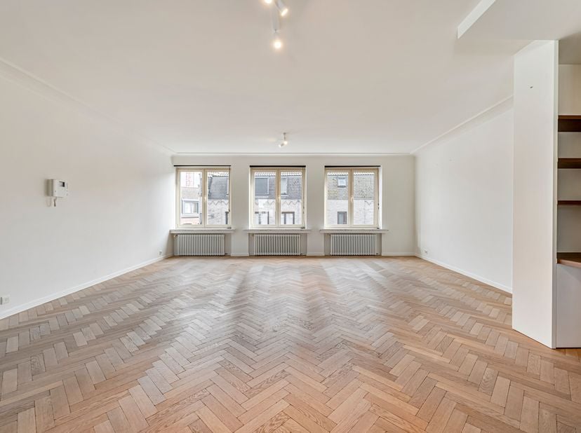 Dit ruim en recent gerenoveerd appartement met twee terrassen en drie slaapkamers wordt u te koop aangeboden in het centrum van Poperinge.<br />
Het a