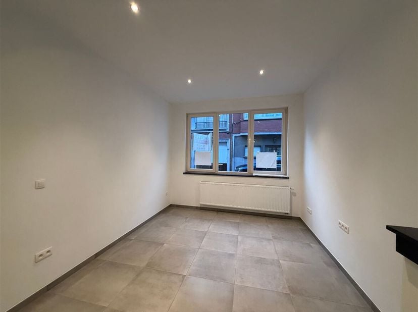Gerenoveerd 1-slpk appartement te huur op toplocatie in hartje Antwerpen!<br />
Ligging: Het appartement ligt op toplocatie nabij het station Antwerpe
