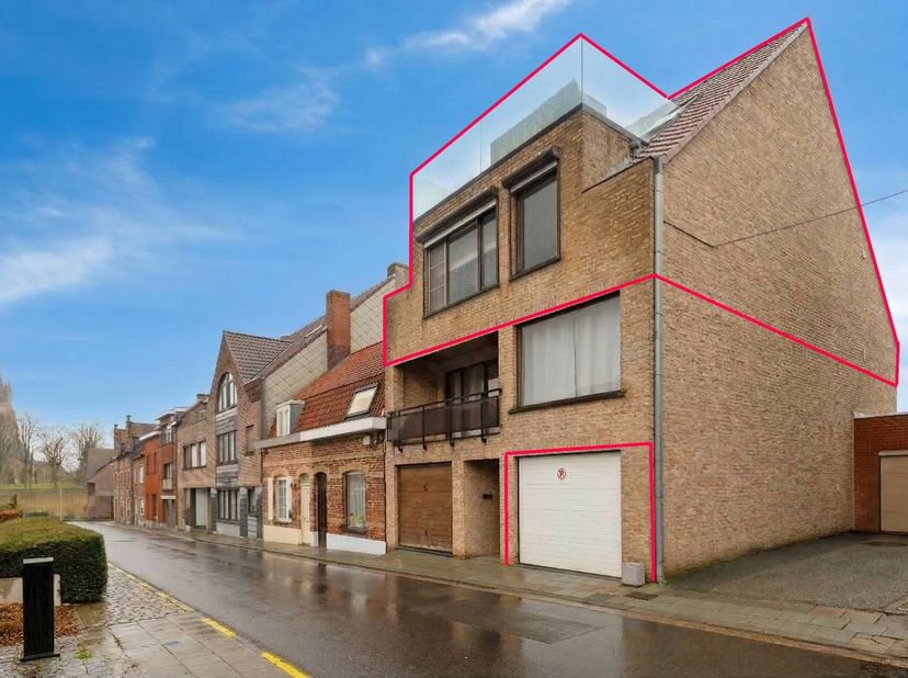 Appartement te koop in Ieper met een uniek dakterras met een prachtig zicht. Dit appartement te koop in de Vaubanstraat heeft twee slaapkamers en een