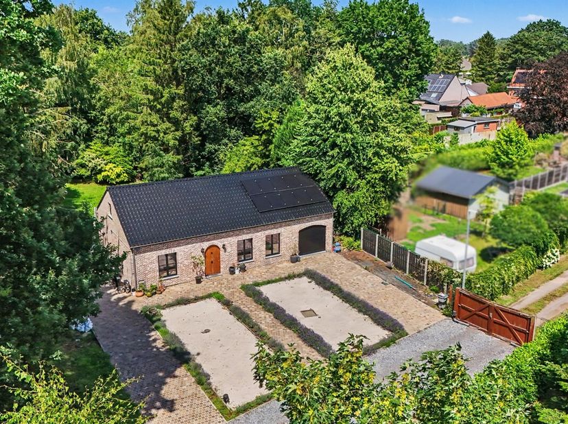 Bezoekdagen zijn volzet<br />
Prachtig gelegen open bebouwing in een rustige, bosrijke omgeving<br />
Deze charmante open bebouwing in bungalowstijl g