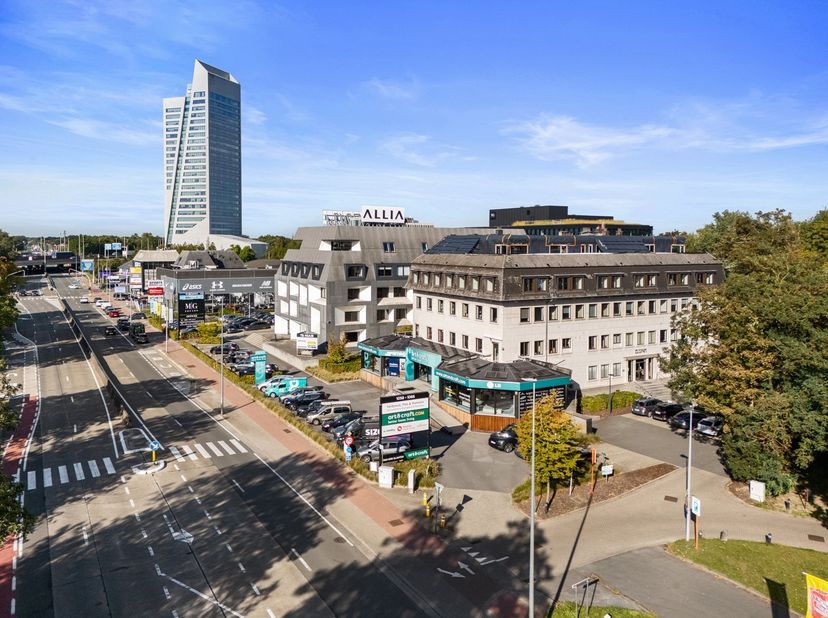 IN SAMENWERKING MET RELIPLAN NEDERLAND<br />
<br />
Instapklare kantooretage te koop – Kortrijksesteenweg 1060, Gent (Sint-Denijs-Westrem).<br />
<br