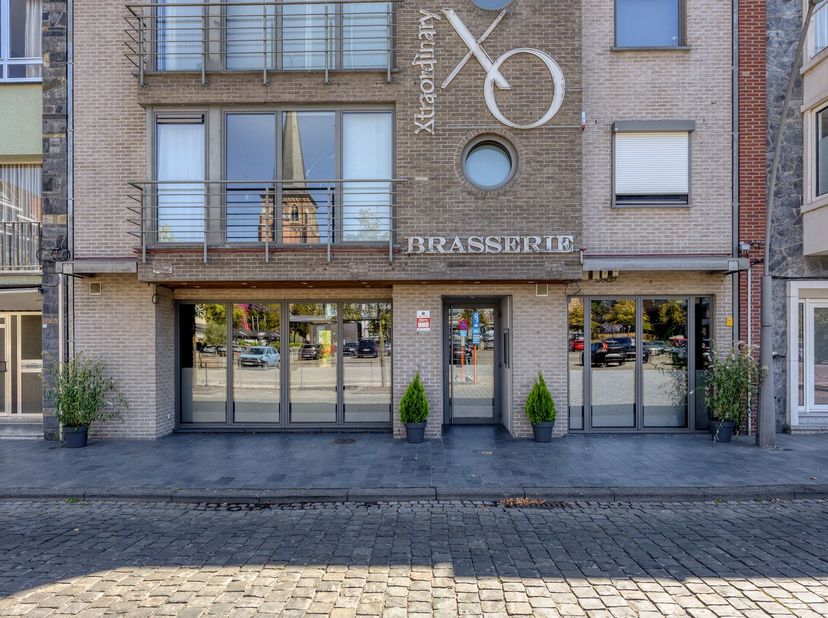 Droom je van een eigen zaak op een absolute toplocatie? Dit instapklare handelsgelijkvloers aan het bruisende Marktplein van Diepenbeek biedt een unie
