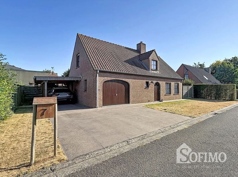 Villa met zonnige tuin, 18 zonnepanelen en tal van extra's<br />
Deze ruime en uitstekend gelegen villa bevindt zich in een rustige en aangename woon