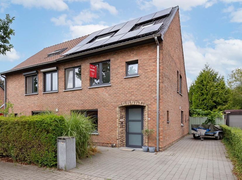 GERENOVEERDE WONING MET TUIN -<br />
Rustig gelegen halfopen bebouwing met oprit, tuin en zonnepanelen. <br />
Gelijkvloers: inkomhal met trap, keuken