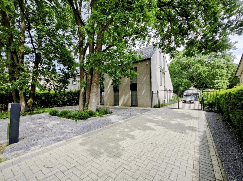 INSTAPKLARE UNIEKE KANGOEROE-MEERGEZINSWONING (HOB)  Label A + A  TOPLOCATIE GENK!<br />
Op 10 min. wandelen van het gemeentehuis van Genk ligt dit un