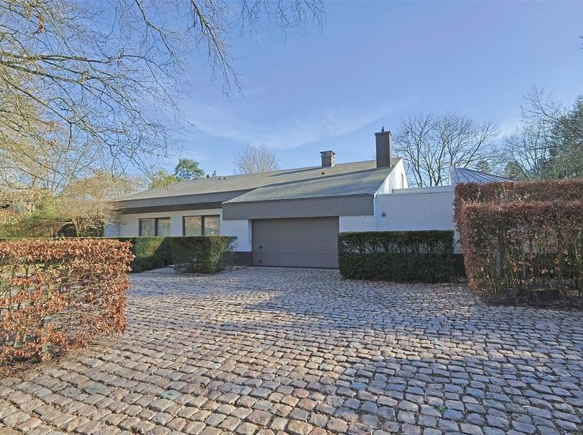 Op een uitstekende locatie vlakbij het prachtige domein van Bokrijk en centraal tussen Genk en Hasselt, vinden we deze ruime en karaktervolle villa. D