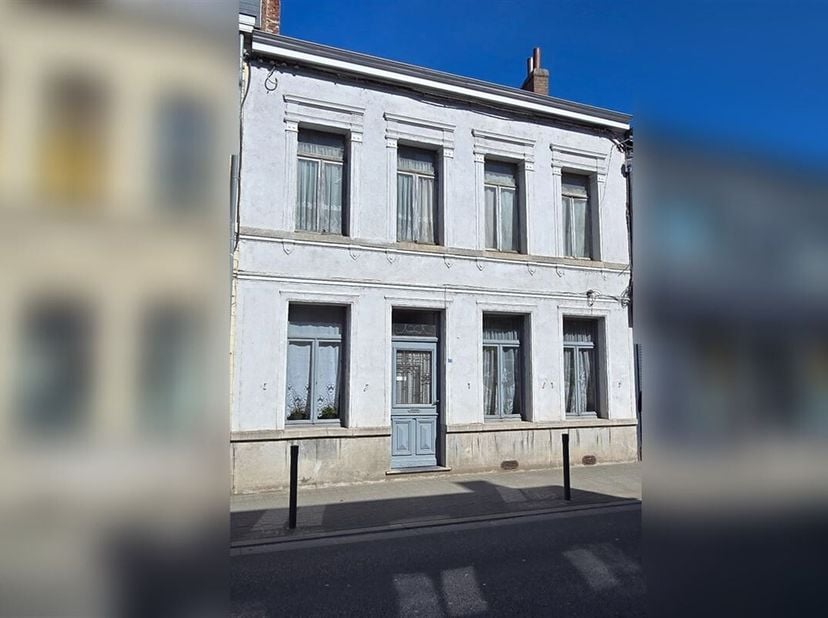 Te renoveren gebouw in het centrum van Péruwelz.<br />
Dit gebouw van 195m² is als volgt samengesteld:<br />
Begane grond: ontvangsthal, kantoor/kleed