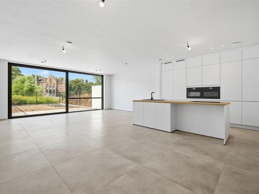 Deze gesloten nieuwbouwwoning wordt verkocht onder registratierechten in plaats van btw, wat een financieel voordeel betekent. Het aanzienlijke bouwvo