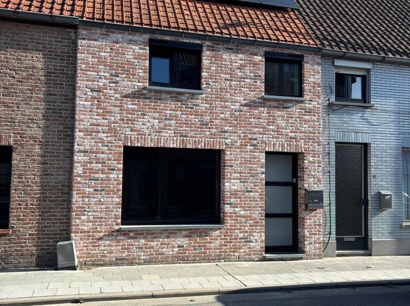 Instapklare woning pal in het centrum van Oostkamp.<br />
Het is een supergezellig huis dat helemaal instapklaar is. De voorgevel is pas gerenoveerd e