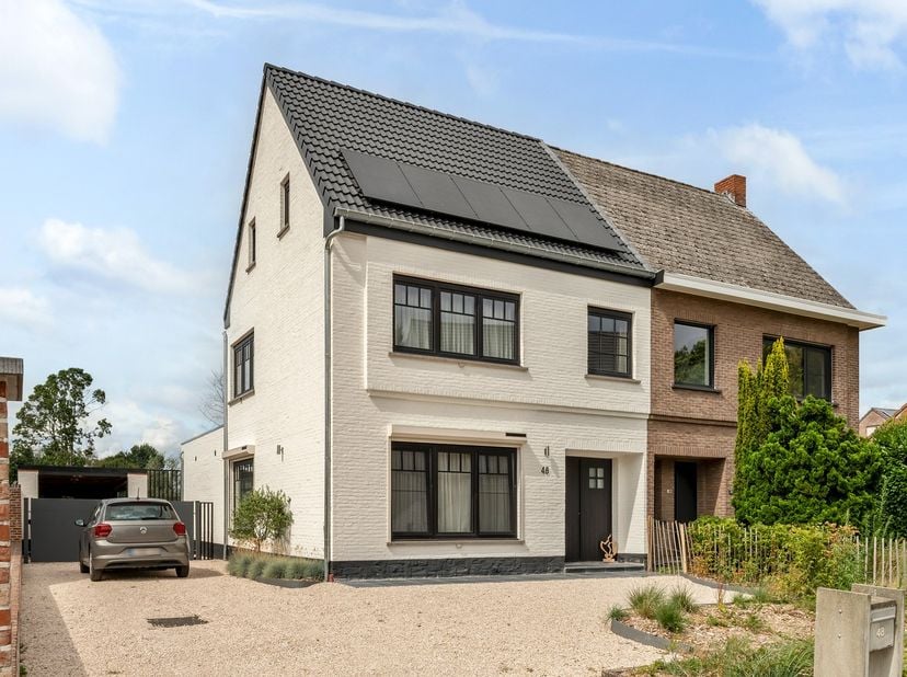 Op een rustige en gegeerde locatie, op wandelafstand van het centrum van Itegem, bevindt zich deze volledig gerenoveerde halfopen bebouwing op een moo