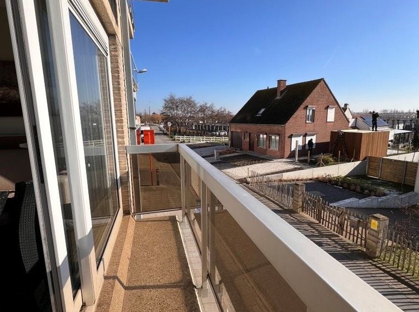 Rustig gelegen appartement met twee slaapkamers en een uitzonderlijk groot terras van 20m² langs achterzijde. Vanuit de woonkamer en vanop het balkon