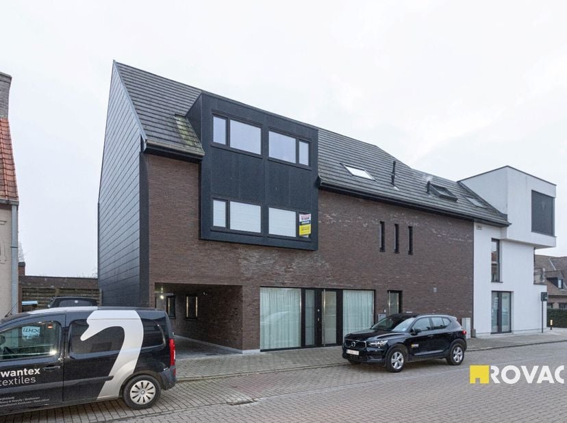 Volledig instapklaar en ruim appartement uitgerust met centrale verwarming op aardgas, bestaande uit inkomhal met gastentoilet, bergruimte/wasplaats,