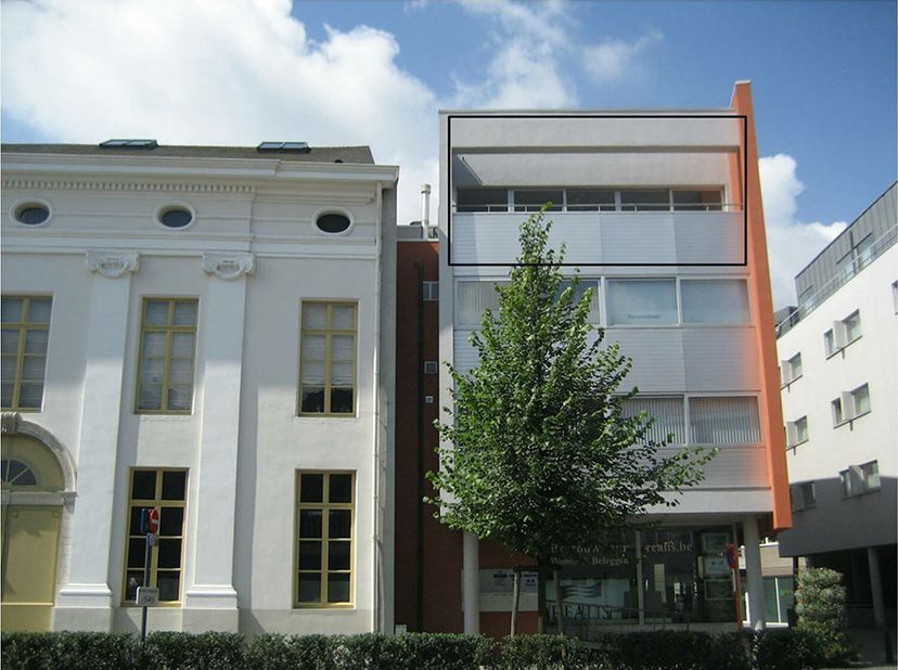 Kantoorruimte van 189 m² op de derde verdieping. Ingedeeld met burelen, vergaderruimte en twee terrassen. Gelegen naast openbare ondergrondse parking.