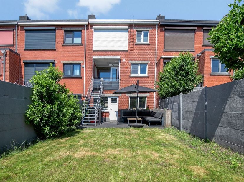 Spacieux appartement au rez-de-chaussée avec 3 chambres, garage et beau jardin à Merksem<br />
Cette maison de bel-etage spacieuse et bien entretenue