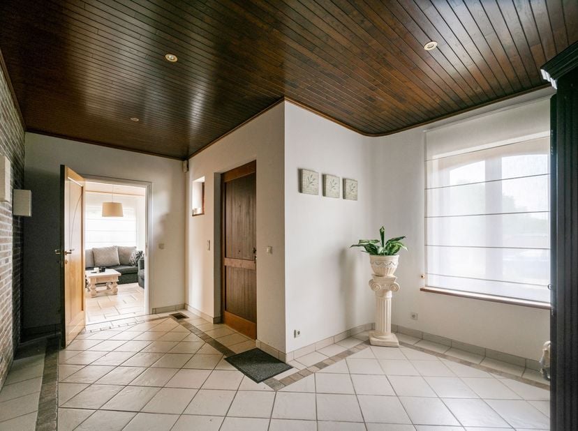 Vous recherchez de l'espace, du calme et de la verdure ? Cette spacieuse maison située au 8 Kerkeveld à Pulle bénéficie d'un emplacement extrêmement c