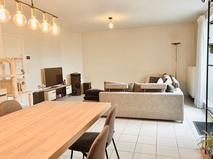 Dit ruime appartement is gelegen op de eerste verdieping in een kleinschalige residentie omgeven door groen. Dankzij de zeer aantrekkelijke ligging me
