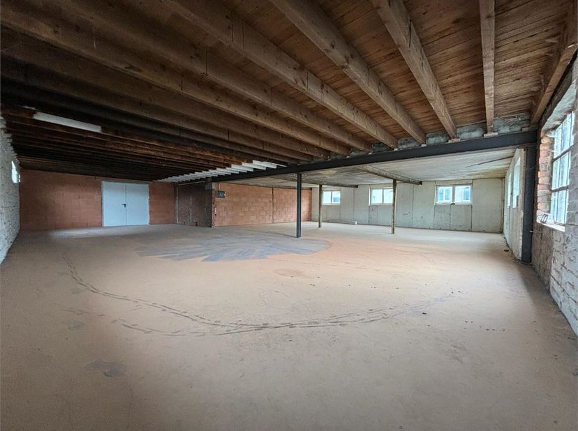 magazijn / atelierruimte / opslagruimte van 110 m²<br />
<br />
Deze is gelegen op de eerste verdieping. Gemakkelijk toegankelijk via een brede deur.&amp;