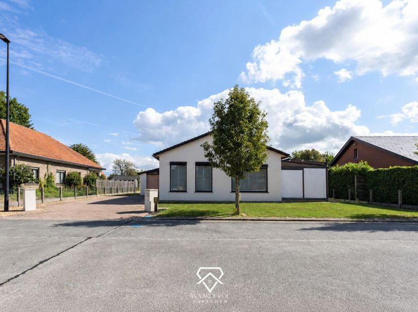 Huis te koop in Leenweg 12,
                    9800 Astene