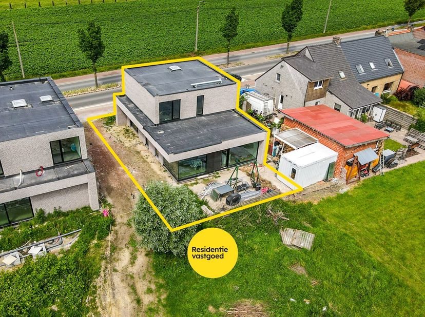 Langs de invalsweg naar Eernegem bevindt zich deze moderne open bebouwing (bouwjaar 2024) op een perceel van 301 m², aangeboden in casco / verder af t
