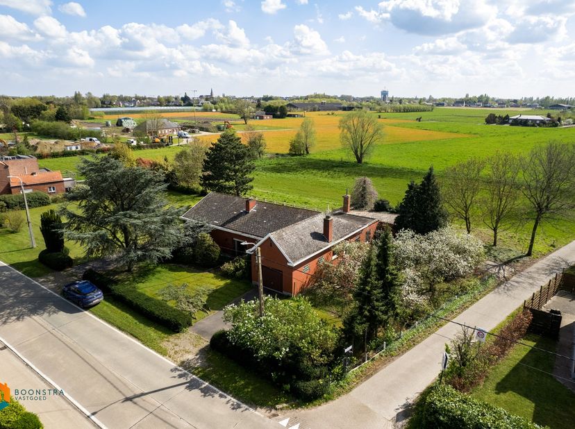 Op een toplocatie in Putte bevindt zich deze charmante, landelijke woning met 3 à 4 slaapkamers, een dubbele garage en extra bergruimte, gelegen op ee