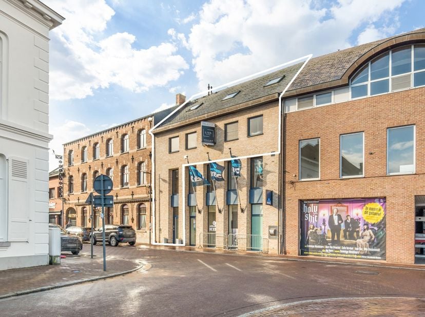 Uitzonderlijk appartement gelegen op de grote markt van Westerlo.<br />
Alle voorzieningen zoals winkels, scholen en openbaar vervoer op wandelafstand