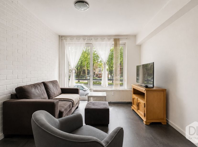 Appartement gelegen op de 2e verdieping met lift, het bestaat uit een zeer lichte woonkamer met mooie schuifdeur van +/- 24 m², met een open ingericht